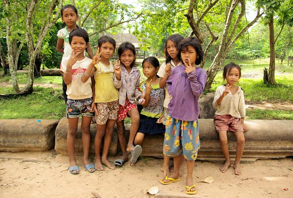 ベンメリア遺跡で遊ぶカンボジアの子供たち