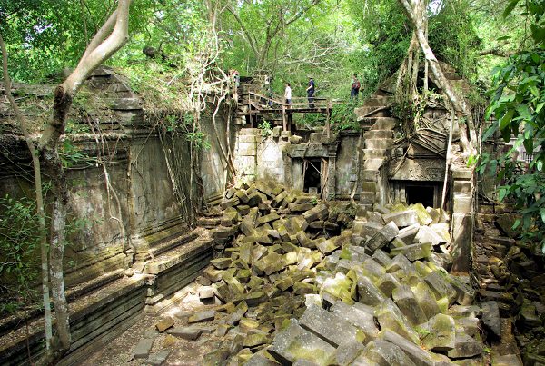 ベンメリア遺跡では建物のがれきがころがっている