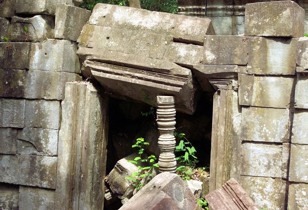 崩れた連子窓（ベンメリア遺跡）