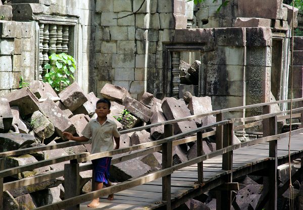 ベンメリア遺跡で遊ぶカンボジアの子供