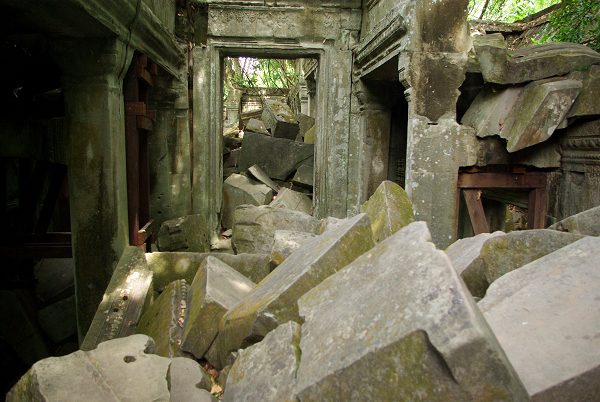 ベンメリア遺跡第二回廊は建物のがれきで埋まっている