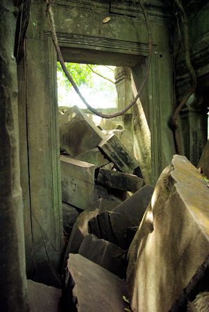 ベンメリア遺跡、建物が崩れ入口が埋まっている