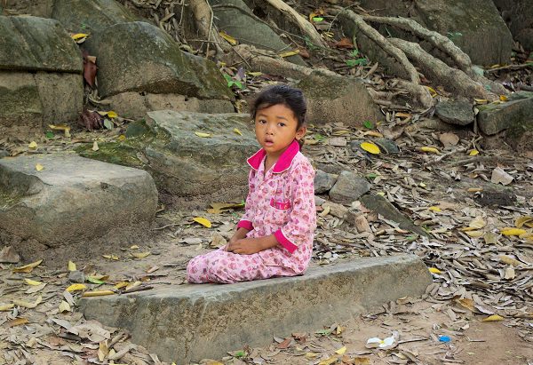 ベンメリア遺跡で遊ぶカンボジアの子供