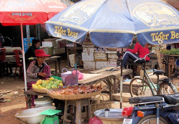 カンボジア、ベンメリア遺跡に行く途中のマーケット