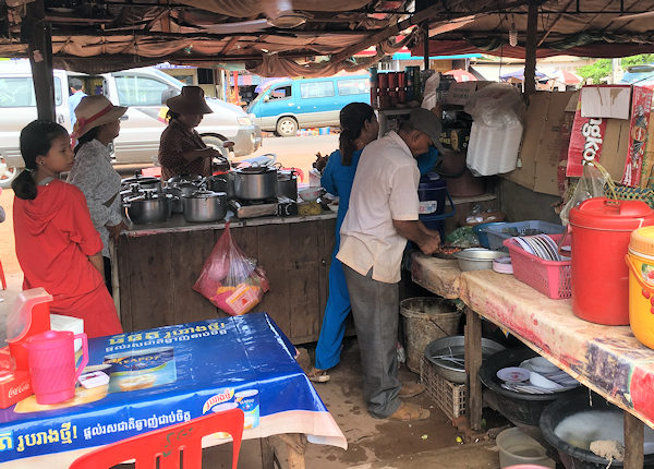 カンボジアの田舎のマーケットにあった食堂