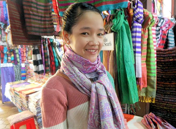 オールドマーケット、カンボジアシルクのお店の女性