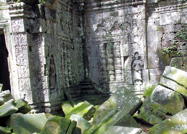 アンコール遺跡の崩壊した寺（タ・ネイ）