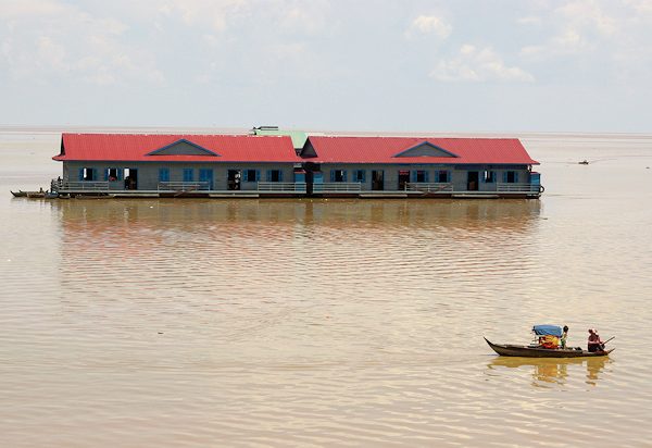 水上村では学校も船の上（トンレサップ湖）