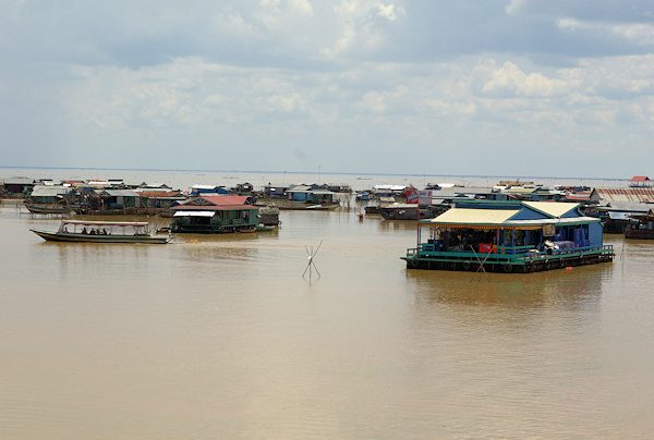 カンボジアのトンレサップ湖水上村