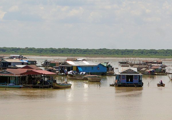 カンボジア、トンレサップ湖の水上村