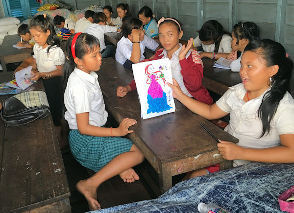 トンレサップ湖水上村の学校の子供たち