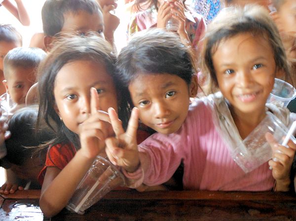 カンボジアの村の元気な子供たち