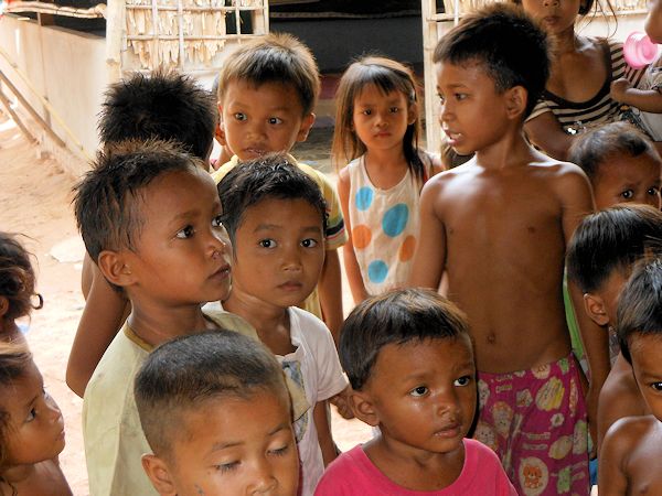 カンボジアの村の子供たち