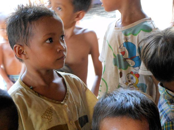 カンボジアの村の子供。素直な目が印象的。