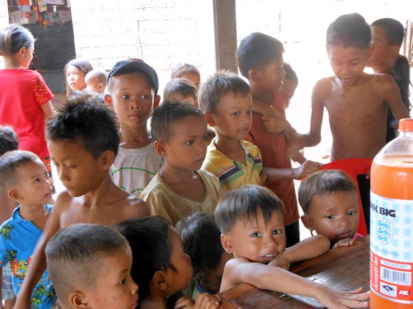 カンボジアの村の子供たち