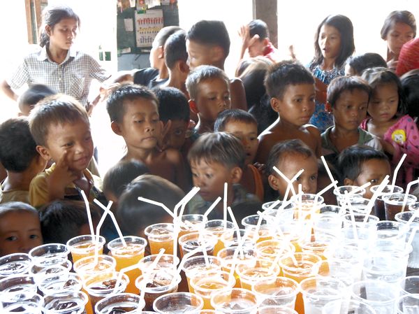 カンボジアの村の子供たち