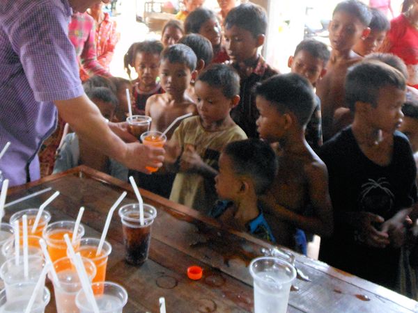 ジュースをもらうカンボジアの子供