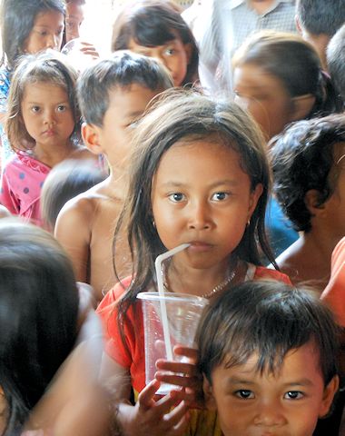 カンボジアの村の子供たち