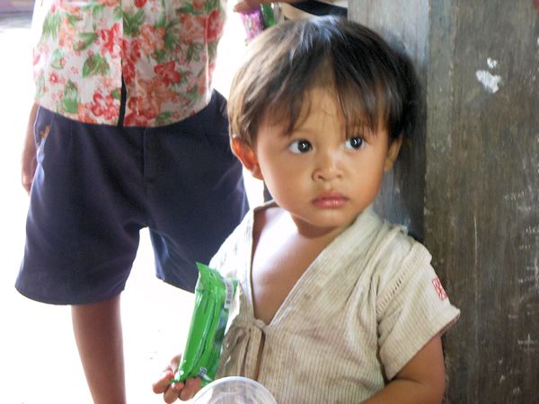 カンボジアの村の子供たち