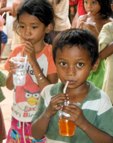 カンボジアの村の素直な子供たち