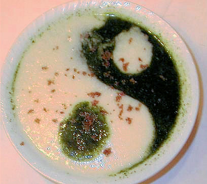 大極模様の入った野菜のスープ