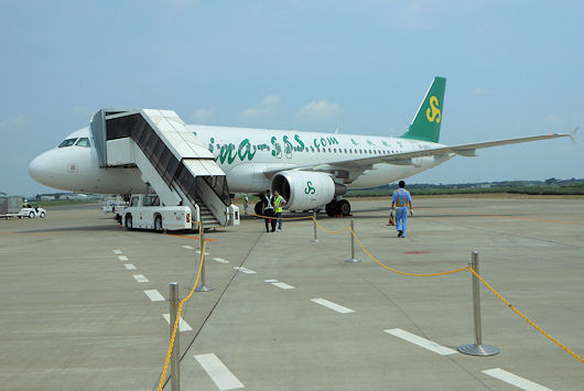 茨城空港に駐機中の春秋航空機