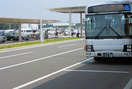 茨城空港ターミナルビル前の駐車場