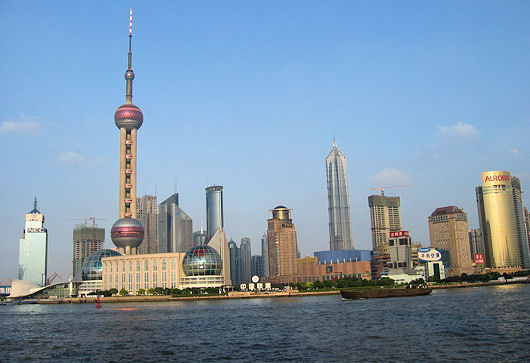 上海：外灘から見る浦東（２００４年）