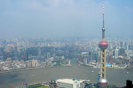 上海:金茂大廈の８８階展望台から東方明珠塔