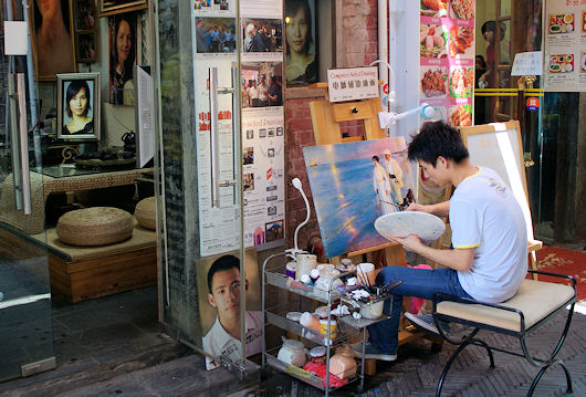 上海田子坊（泰康路）のアトリエ前の画家