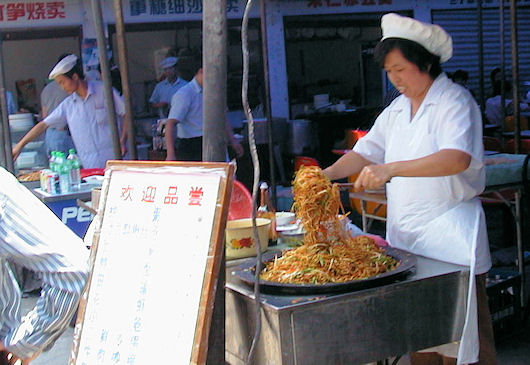 上海焼きそばの屋台（上海の豫園商場）