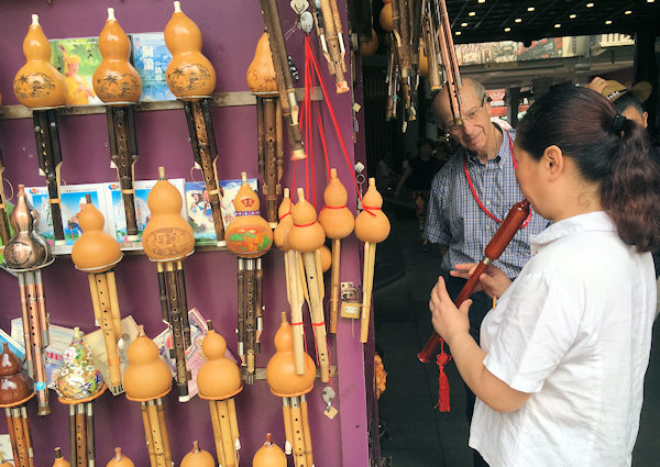 上海の豫園商場、楽器屋