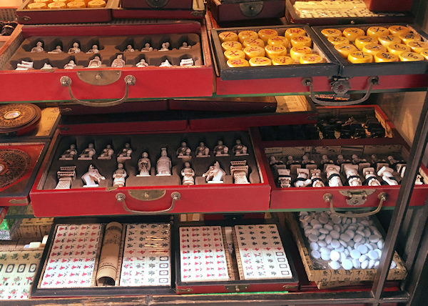 麻雀牌と中国将棋（上海の豫園商場）