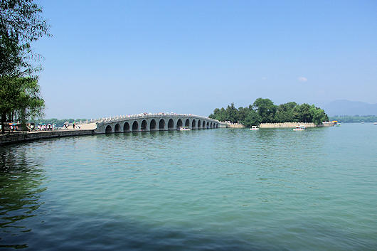頤和園の昆明湖にかかる十七孔橋