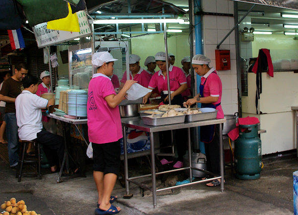 カオマンガイが美味い ピンクのカオマンガイ ガイトーン プラトゥナム アジアグルメ図鑑 バンコク