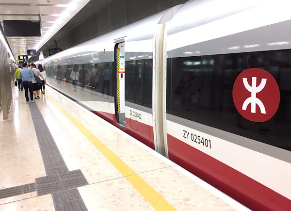 香港西九龍駅に停車中の香港新幹線車両