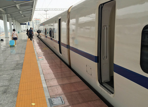 高鉄（中国新幹線）プラットホームと車両
