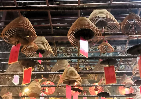 香港の文武廟の渦巻き型線香