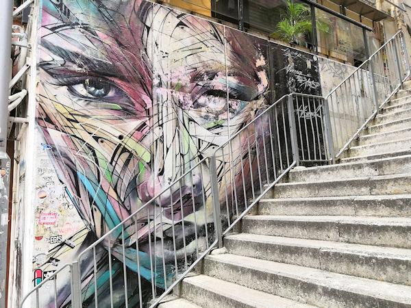 香港ハリウッドロードの壁面アート(階段横の女性）