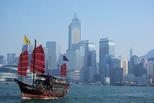 香港らしいビクトリアハーバーの風景