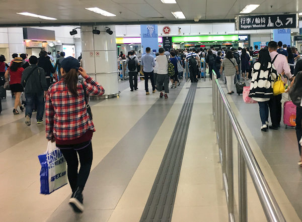 MTR東鉄線羅湖駅改札口の向こうは深圳