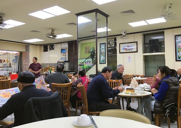 マカオの朝の飲茶風景