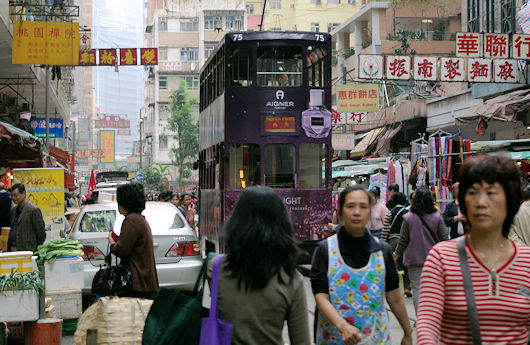 トラムが市場を走る街（香港北角の春秧街）