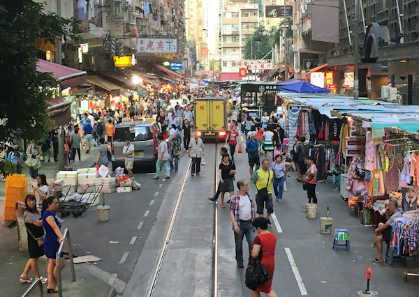トラムが市場を走る街（香港北角の春秧街）