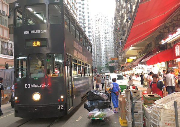 香港北角の春秧街を走るトラムは北角行き