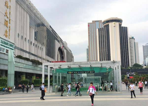 深圳地下鉄羅湖駅へ降りるエスカレータ