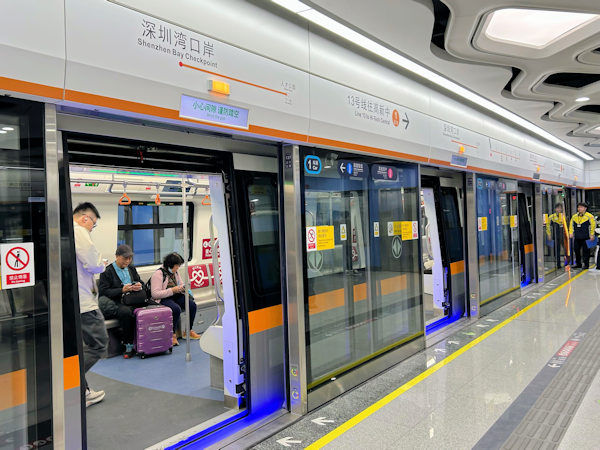 深圳地下鉄深圳湾口岸駅