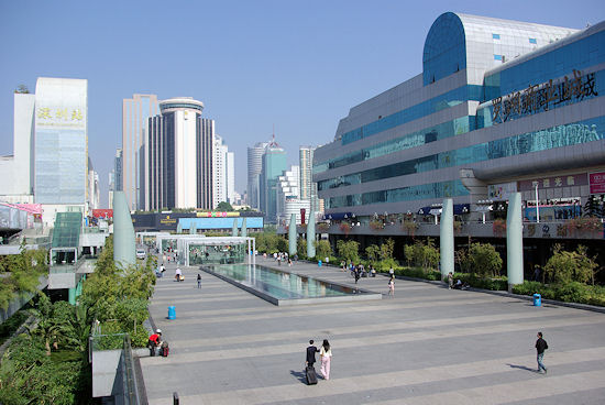 深圳の羅湖駅前の風景