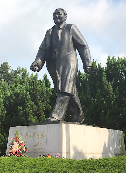 深圳、蓮花山公園の山頂にある鄧小平の銅像