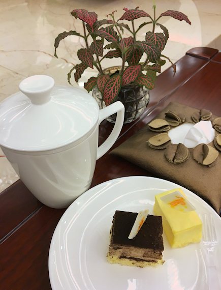 深圳航空ラウンジ、尊鳳閣のケーキと中国茶